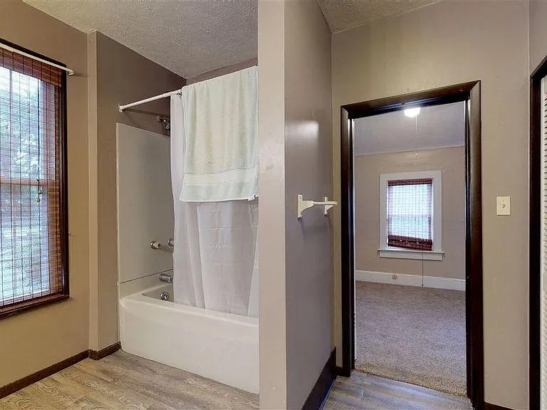 3213 Broadway Ave — Photo 12