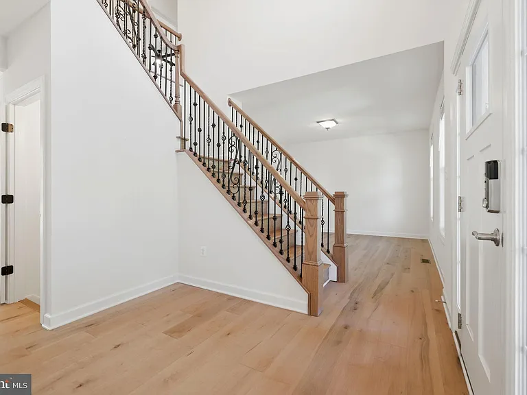 301 Kingdom Dr — Photo 30