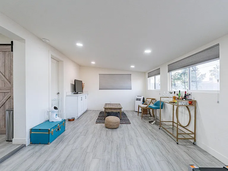 4724 E Polk St — Photo 23