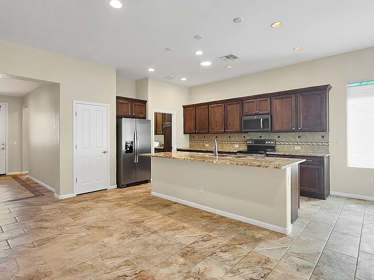 16374 W Amelia Dr — Photo 5
