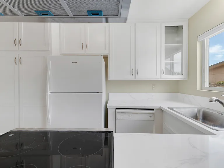 1690 E Hillcrest Dr — Photo 11