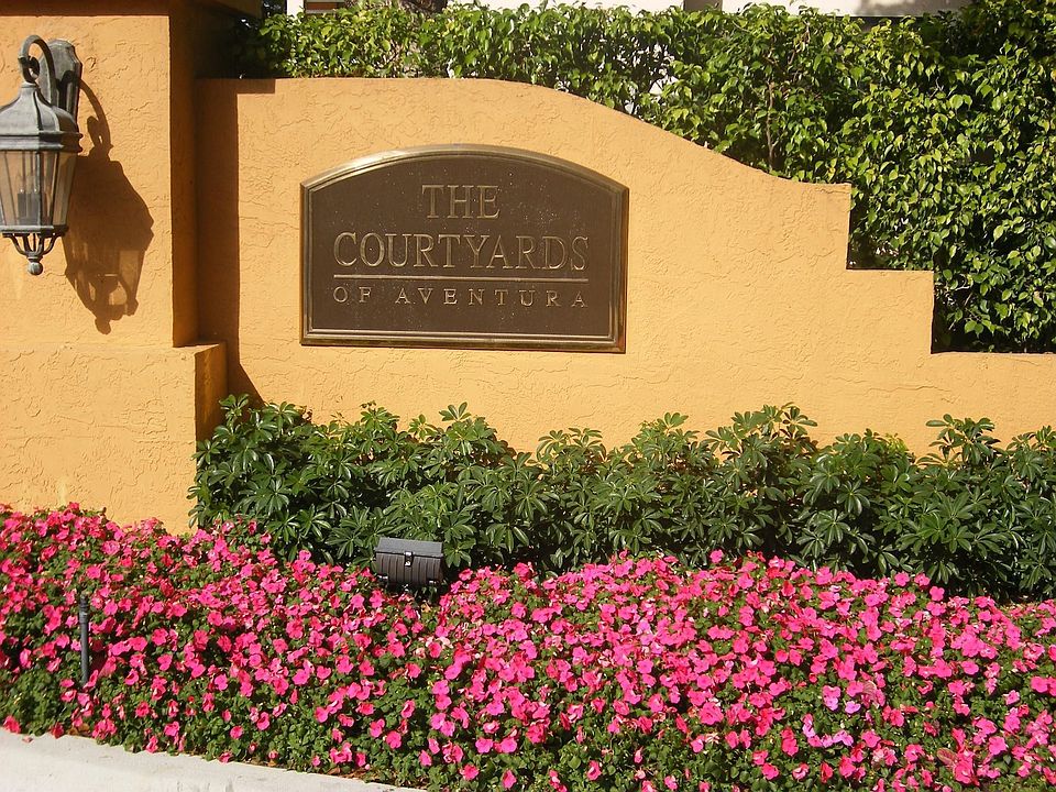 Entrance to Courtyards of Aventura