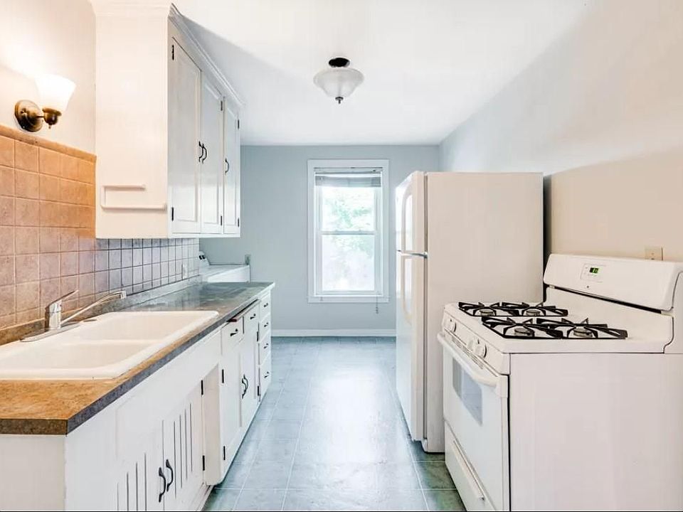 1st image of 655 17th Ave NE #4
