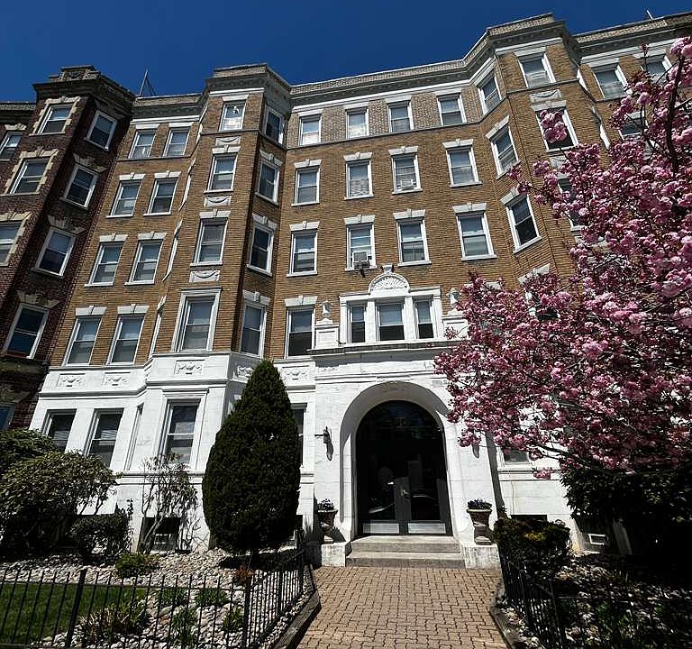 1st image of 121 Park Dr #15S