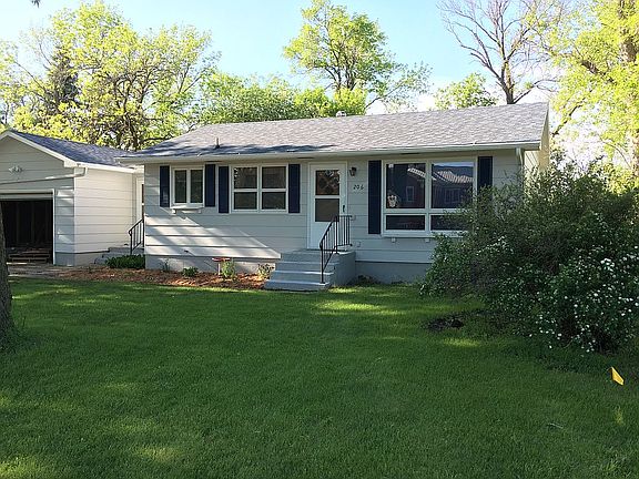 2nd image of 206 1st St NE