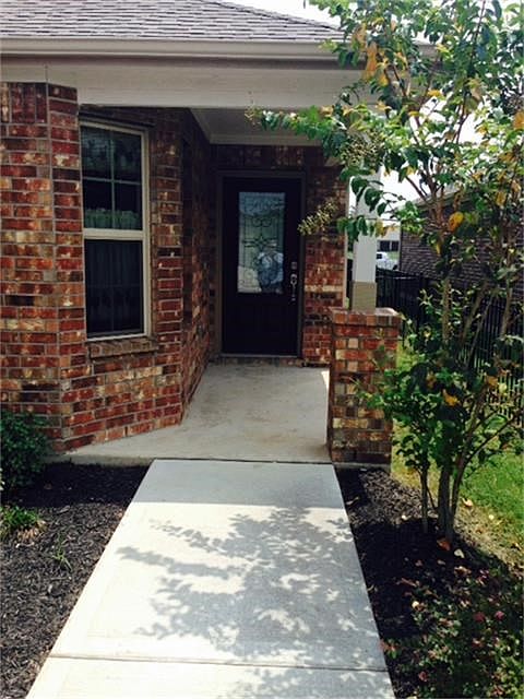 1st image of 415 Larkspur Ln