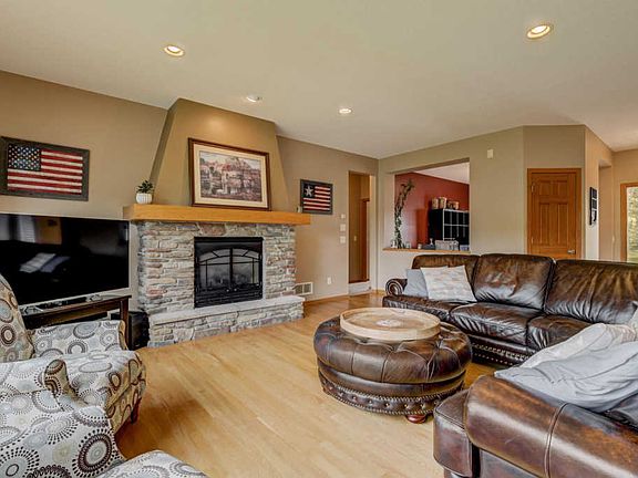 3rd image of 2612 Alamo Cir NE