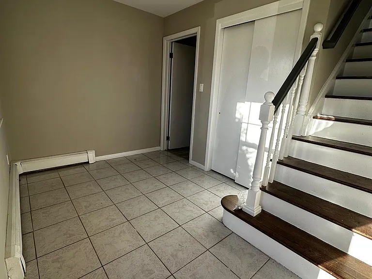 48 Lynn Ct — Photo 2