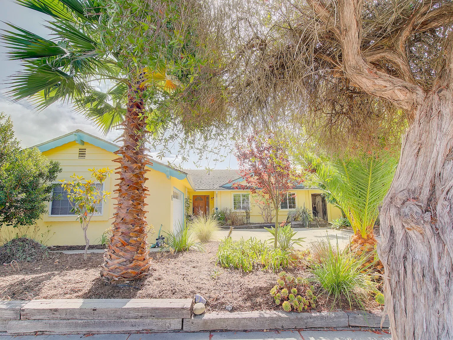 3 bed, 2.0 bath, 1542 sqft, $7,900 — Photo 2