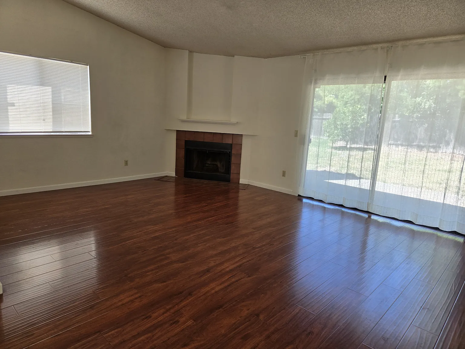 3 bed, 1200 sqft, $2,490 — Photo 4