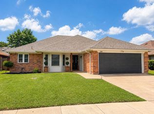 848 W Lynn Creek Dr, Arlington, TX 76001