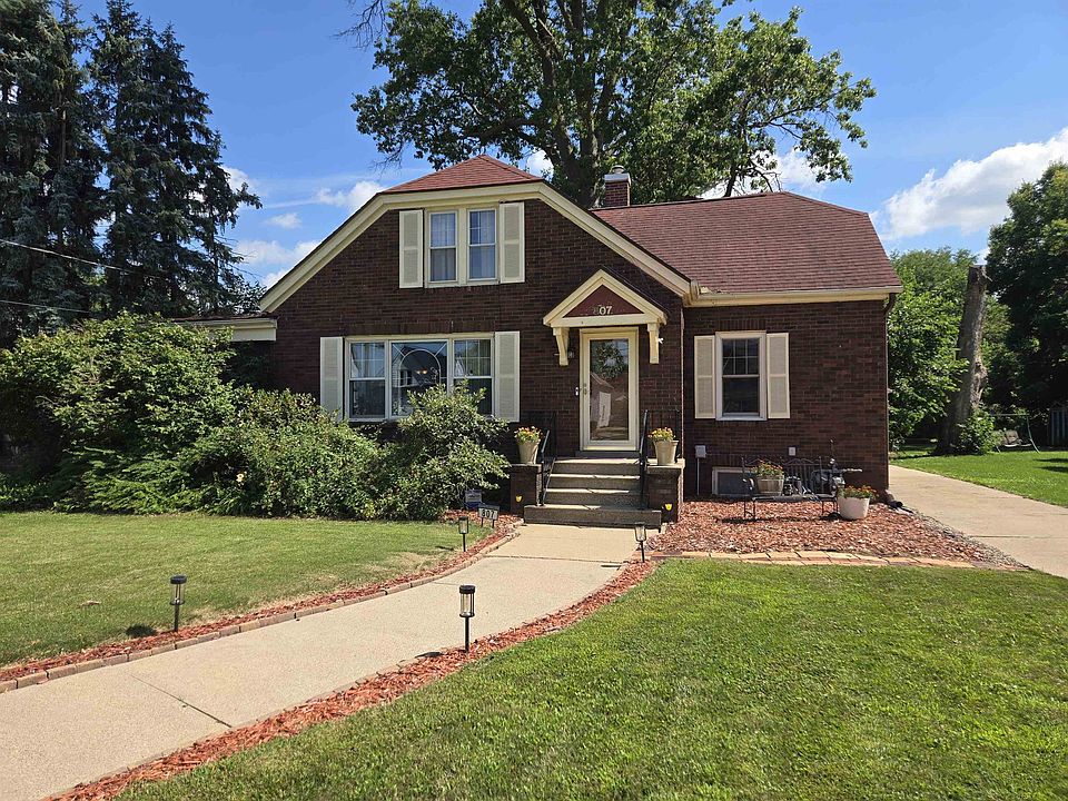1st image of 807 W 2nd St