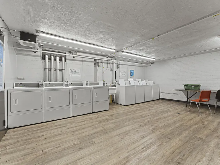 274 Giles Blvd W — Photo 21