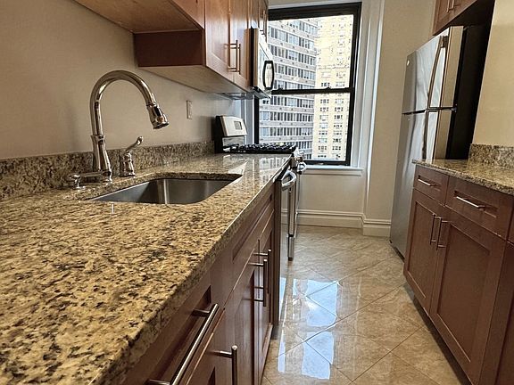 5th image of 405 E 54th St APT 6N
