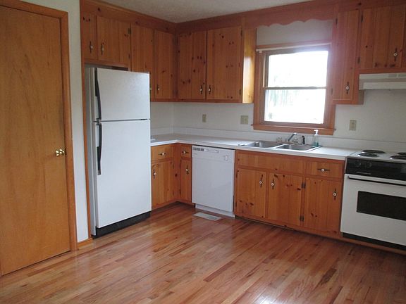 Eat-In Kitchen Hardwood floors
