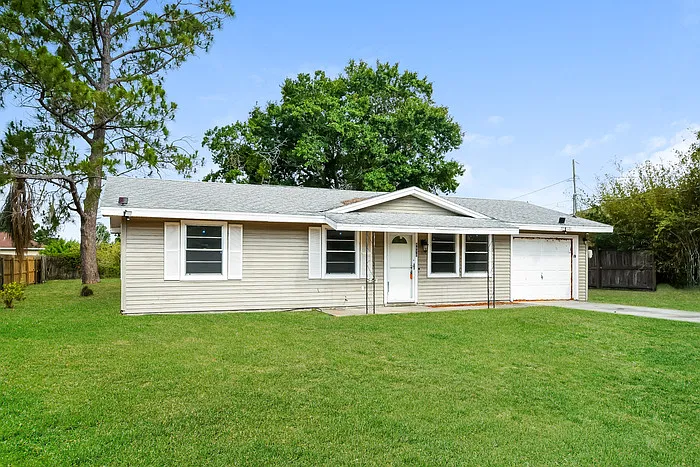 3 bed, 1.0 bath, 925 sqft, $1,655 — Photo 2