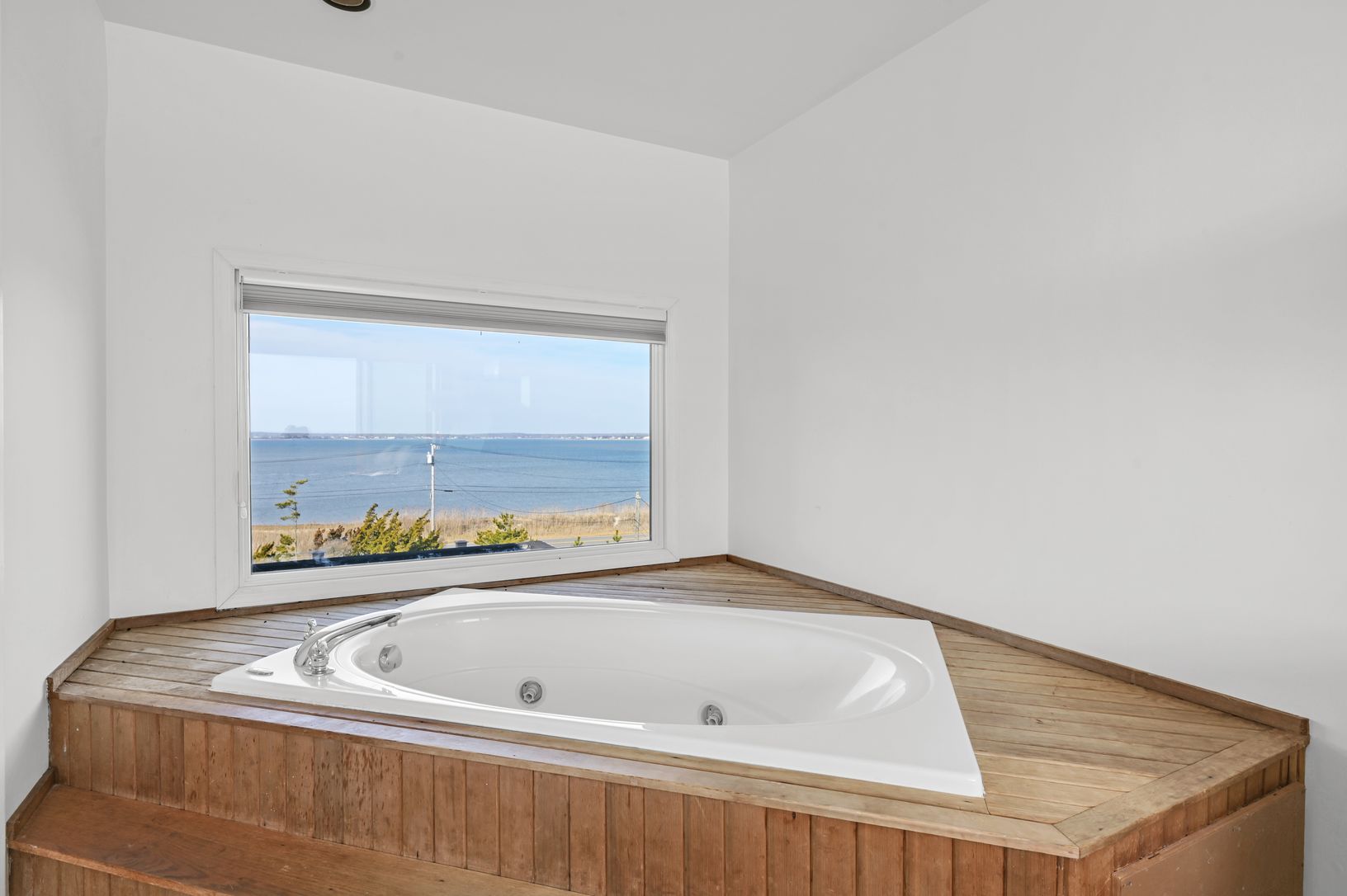  Bayfront Jacuzzi in Master Bedroom