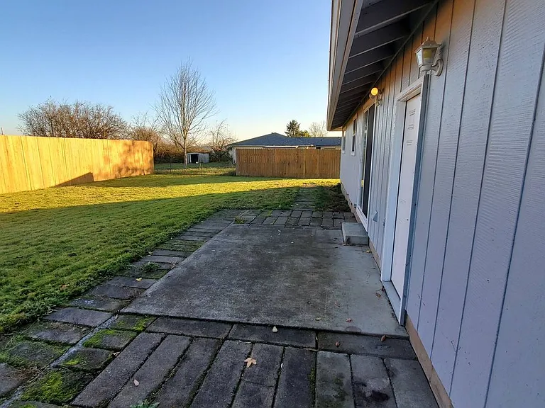 4311 Waverly Dr NE — Photo 22