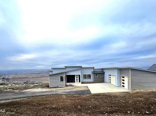 151 Lookout Point Dr, Selah, WA 98942