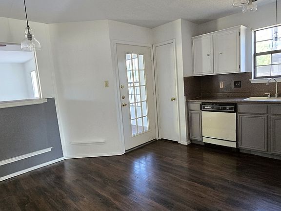 4th image of 304 Texas St