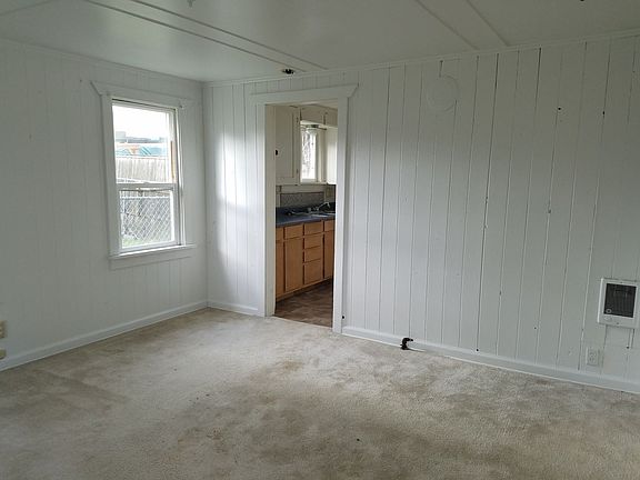 3rd image of 1511 N Rainier Ave