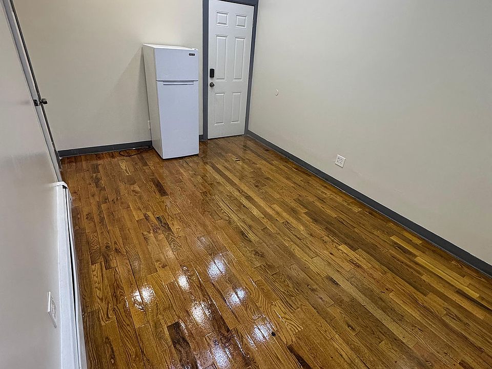 2nd image of 154 Clarence St #2