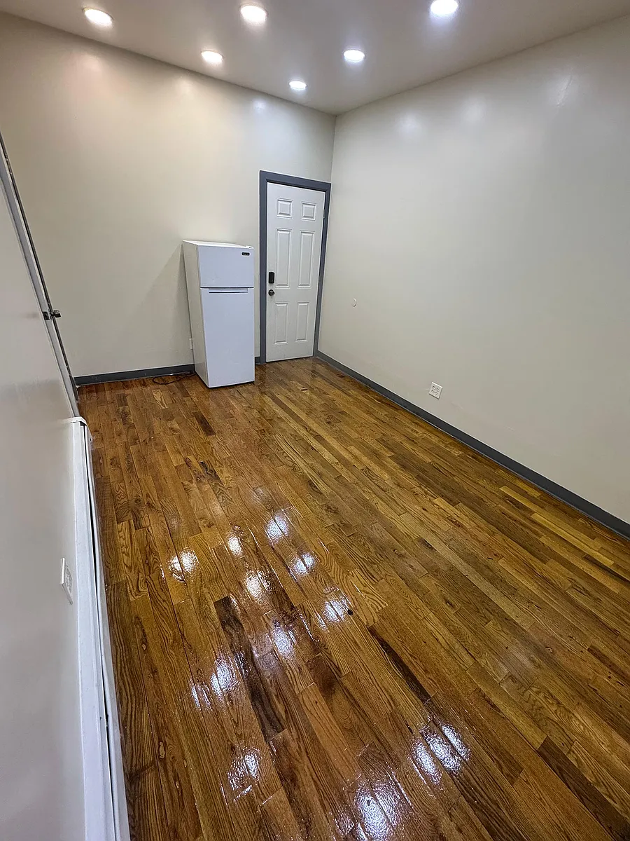 Building Photo - 154 Clarence St #2