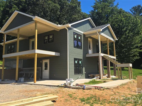 205 Forest Bend Dr, Horse Shoe, NC 28742