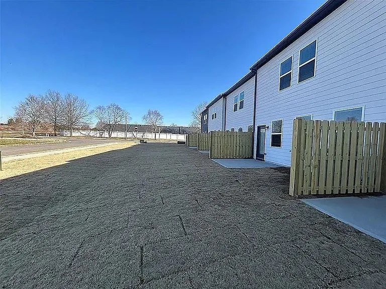 135 Laurel Trce — Photo 17