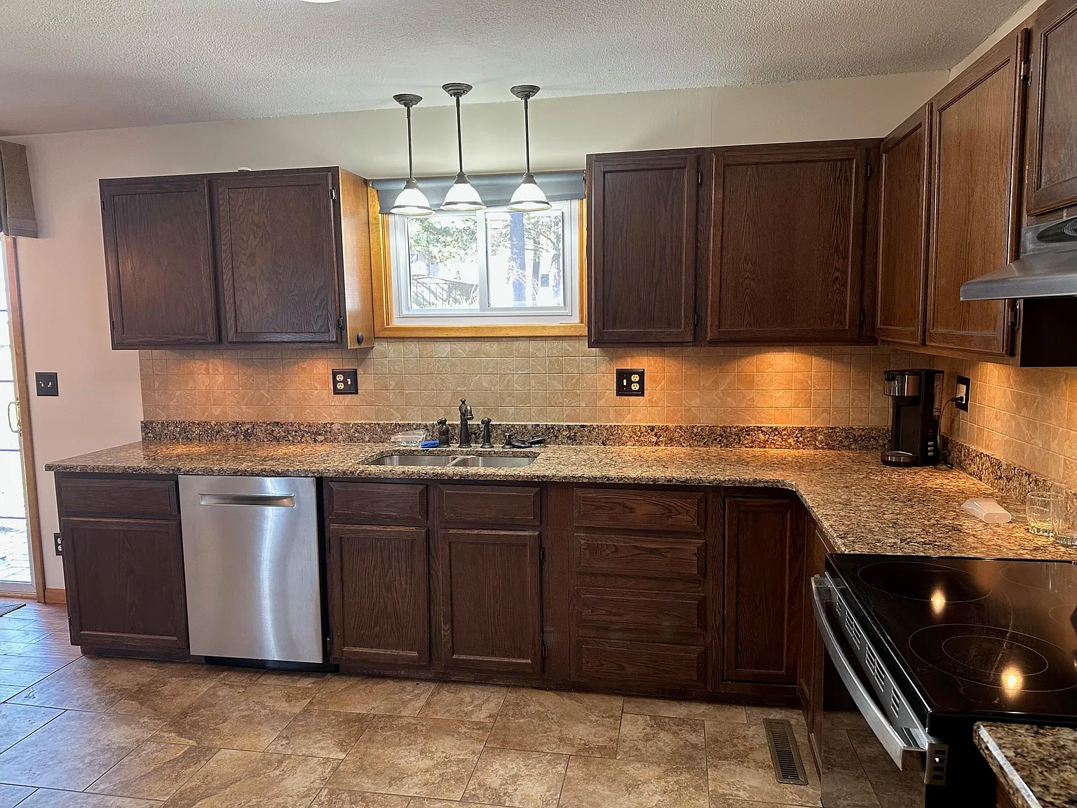3 bed, 2.0 bath, 1344 sqft, $1,695 — Photo 3