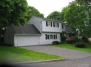 107 Applegate Dr, Central Islip, NY