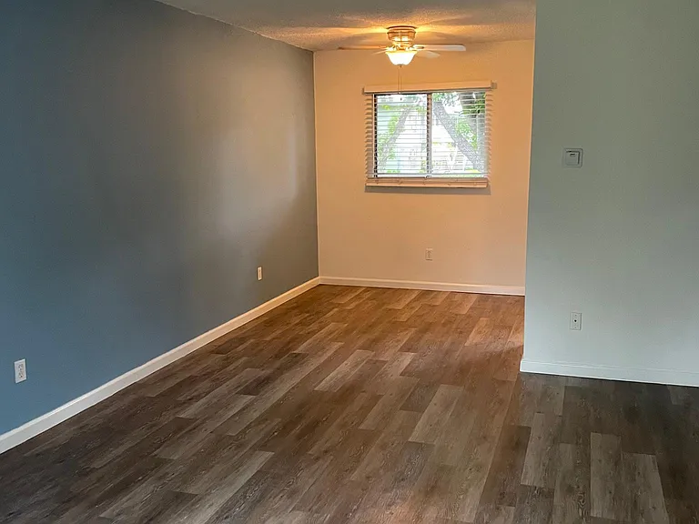 1037 Arcadia Ave — Photo 4