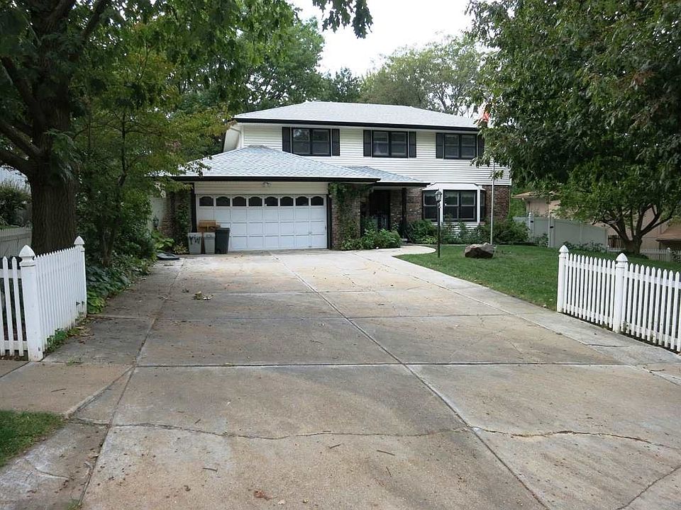 Double Drive, w/gated picket fence.