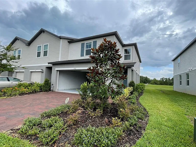 732 Legacy Dr — Photo 2