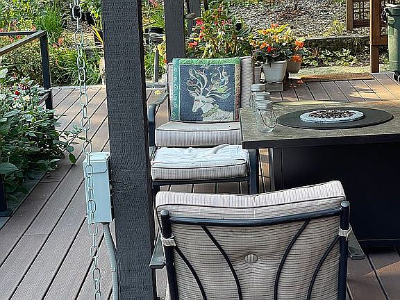 2nd/3rd CoveredSeating Area 