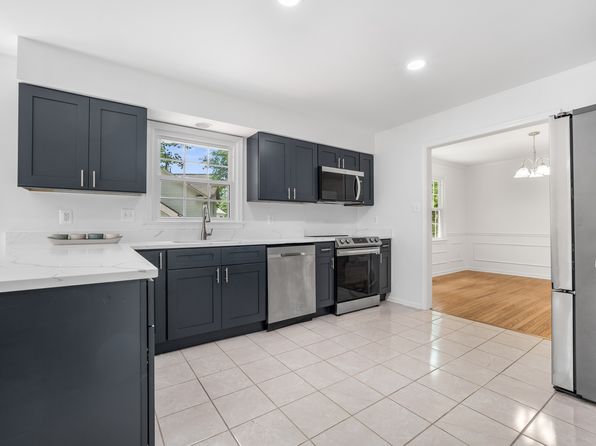 8007 Sandburg Ct