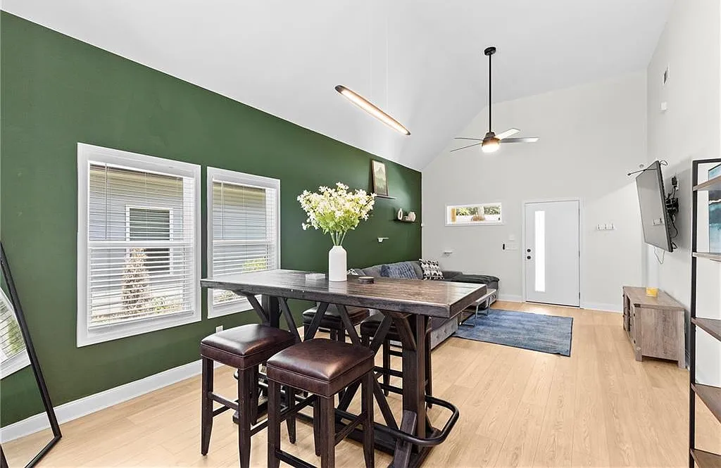3 bed, 2.0 bath, 1221 sqft, $2,400 — Photo 4