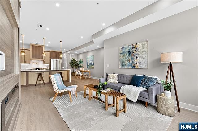 1st image of 172 Griffith St #1