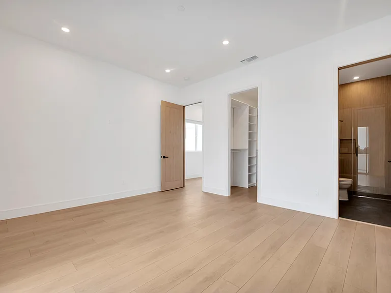 16510 San Fernando Mission Blvd — Photo 14