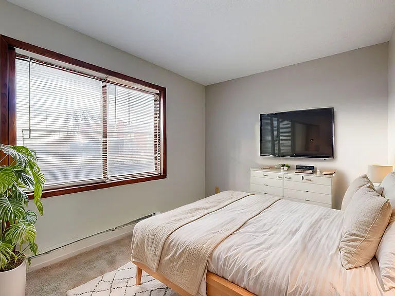 Riverside Apartment — Photo 26