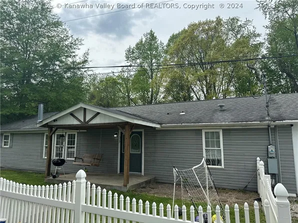 313 Mount Olive Rd, Montgomery, WV 25136