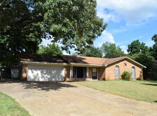 106 Oak Hill Dr, Palestine, TX 75803