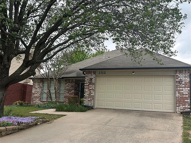 1112 N Willow Ave N — Photo 2