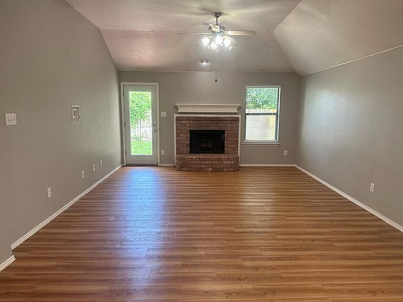 5th image of 440 Twin Knoll Dr