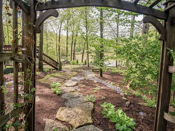 5th image of 109 Lake Bluff Dr