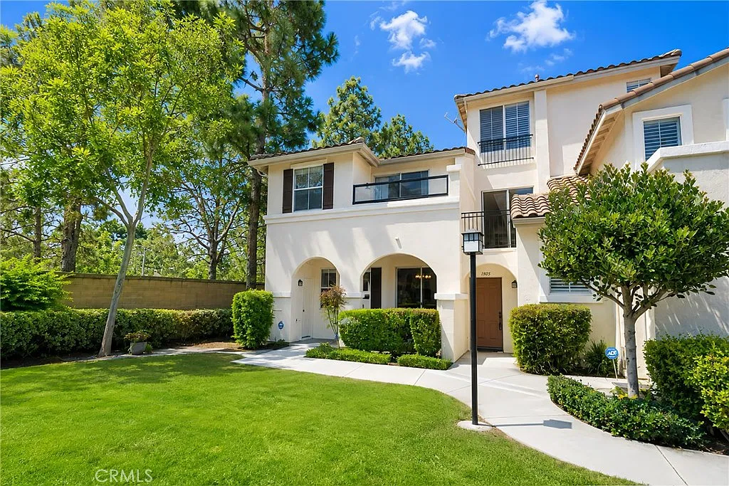 2 bed, 2.5 bath, 1183 sqft, $3,600 — Photo 2
