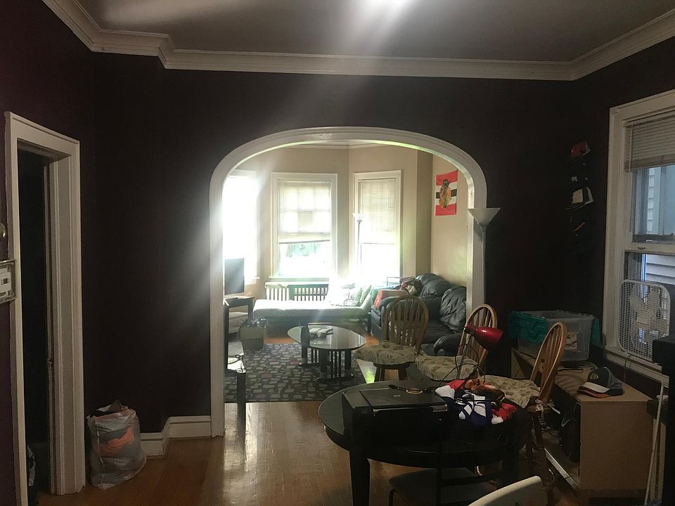 2nd image of 1539 W Roscoe St #1