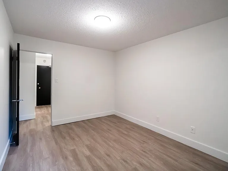 720 Queens Ave — Photo 5