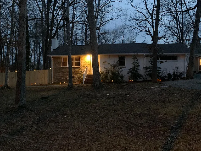 102 Nottingham Ln — Photo 32
