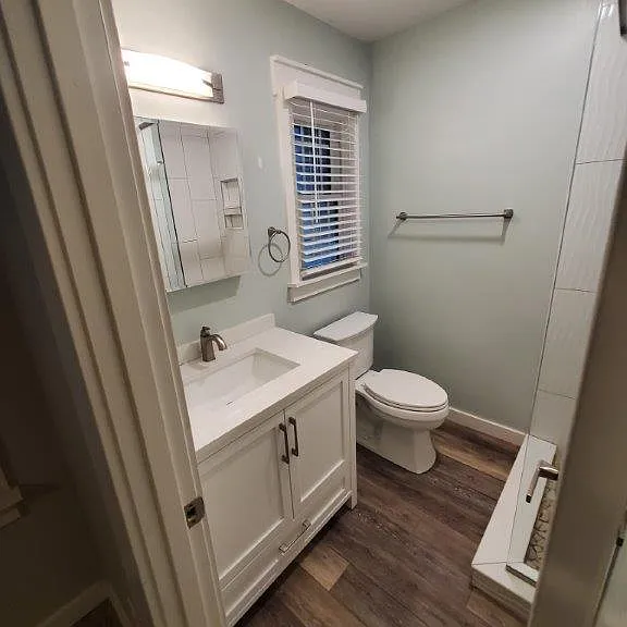 Middle Bathroom